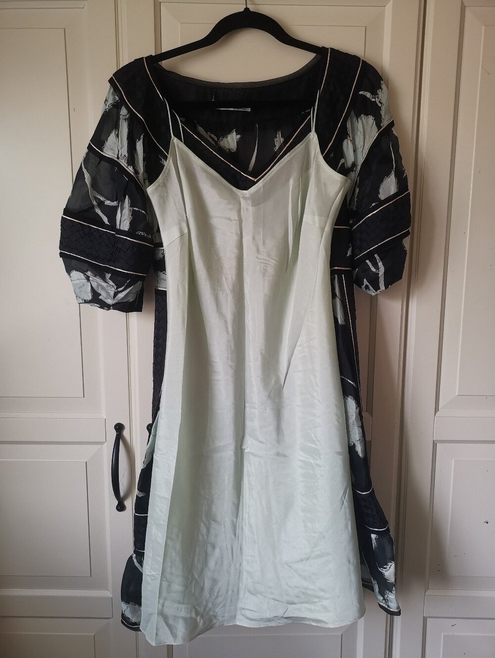 100% Silk Floral V‑Neck Short Sleeve Dress - Pale Mint Flower Print - Picture 3 of 9